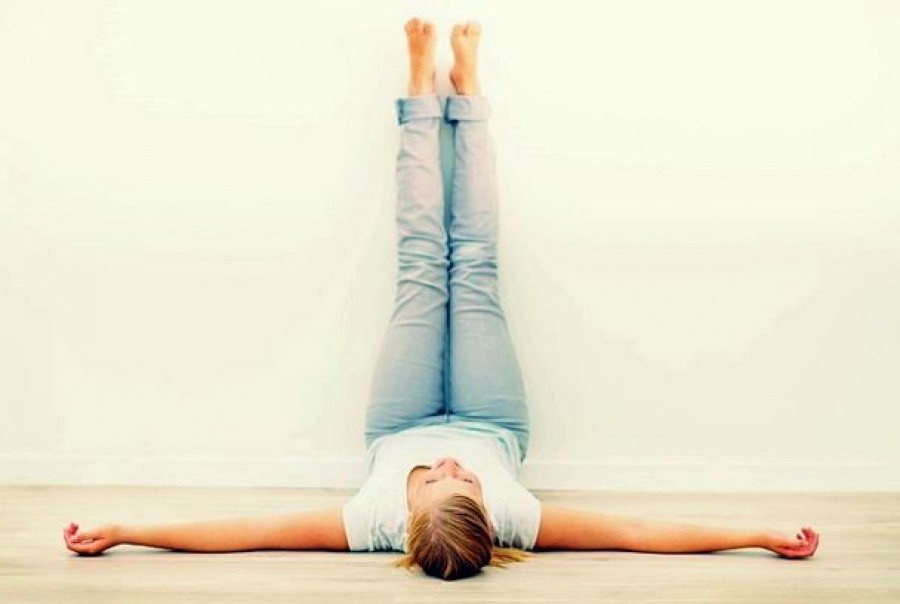 Támaszd a lábaidat a falhoz 15 percig, mert nagyon egészséges!
