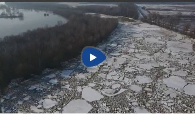Félelmetes a Tiszán úszó jégtáblák látványa